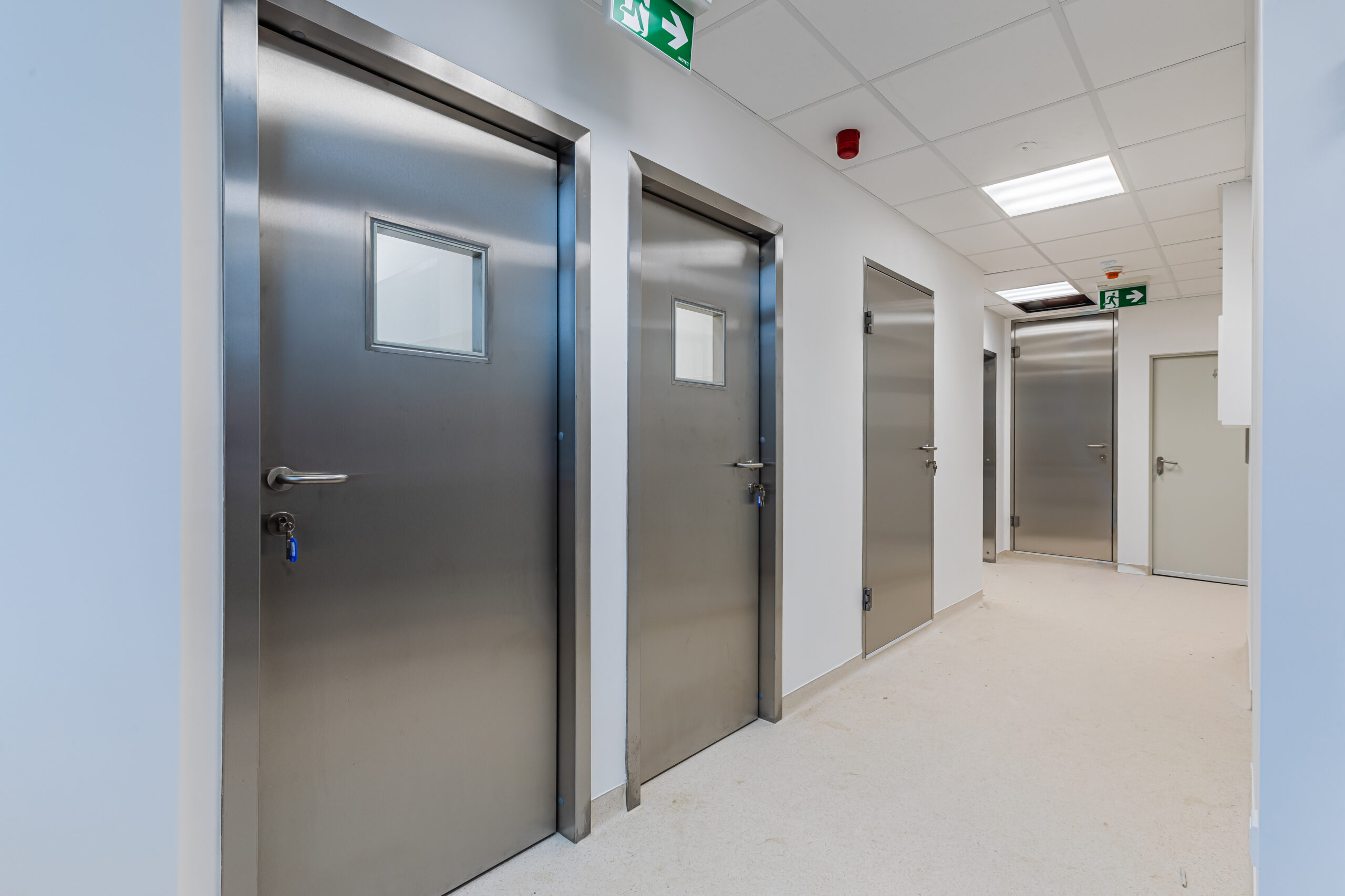 Hanggátló inox ajtó